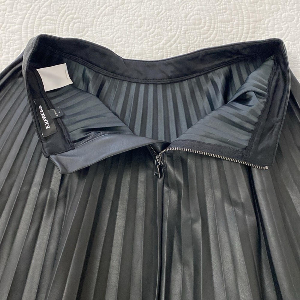 Sale!!!🛍️Pleated Vegan Leather Skirt - Picture 6 of 6